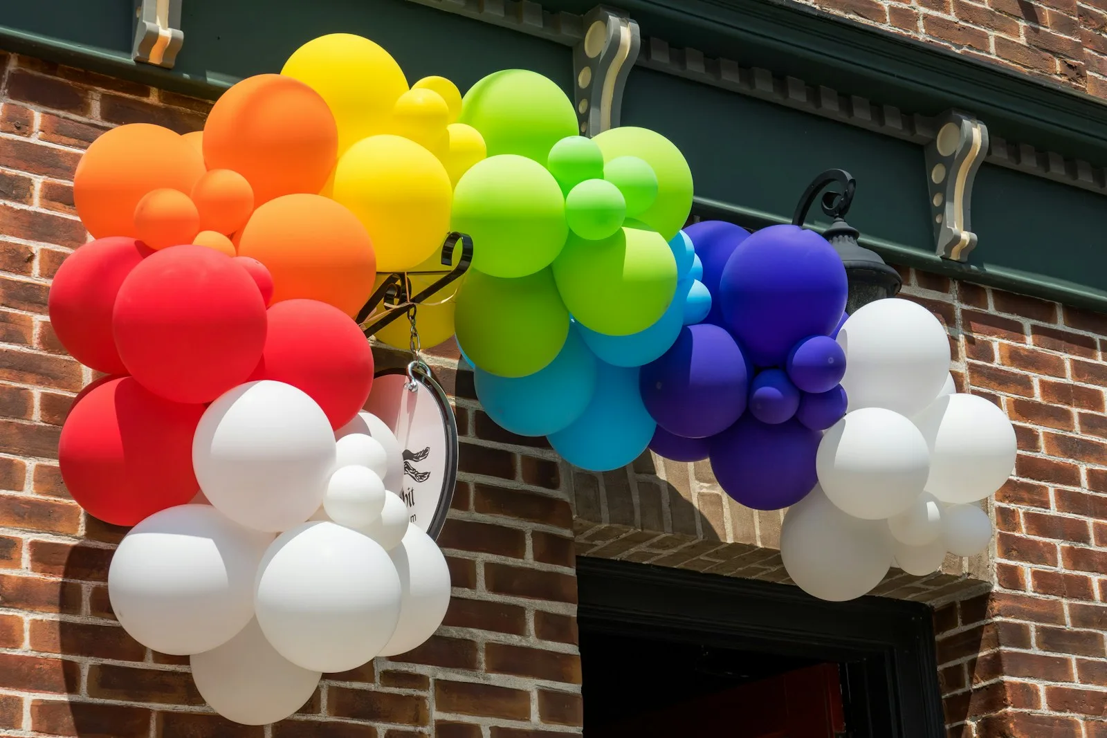 Guirnalda de globos de colores decorando la fachada de un local
